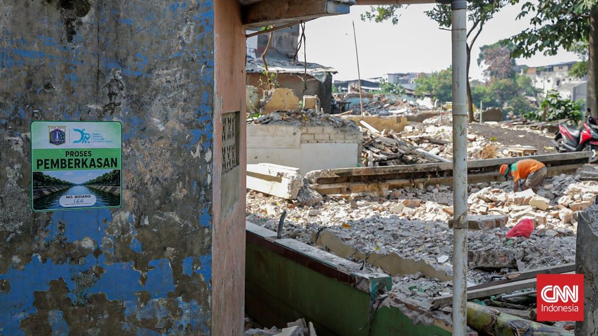 Sejumlah rumah di RW 03, Kelurahan Cawang, Kramat Jati, Jakarta Timur, dibongkar untuk mendukung proyek normalisasi Kali Ciliwung, Senin (13/7). (CNN Indonesia/Febria Adha L).
