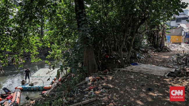 Sejumlah rumah di RW 03, Kelurahan Cawang, Kramat Jati, Jakarta Timur, dibongkar untuk mendukung proyek normalisasi Kali Ciliwung, Senin (13/7). (CNN Indonesia/Febria Adha L).