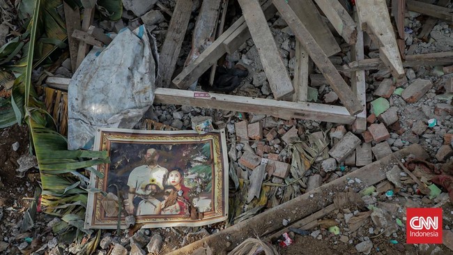 Sejumlah rumah di RW 03, Kelurahan Cawang, Kramat Jati, Jakarta Timur, dibongkar untuk mendukung proyek normalisasi Kali Ciliwung, Senin (13/7). (CNN Indonesia/Febria Adha L).