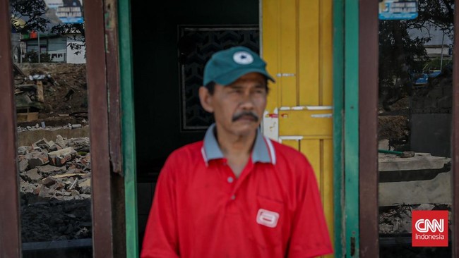 Sejumlah rumah di RW 03, Kelurahan Cawang, Kramat Jati, Jakarta Timur, dibongkar untuk mendukung proyek normalisasi Kali Ciliwung, Senin (13/7). (CNN Indonesia/Febria Adha L).