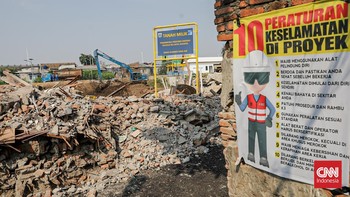 Sejumlah rumah di RW 03, Kelurahan Cawang, Kramat Jati, Jakarta Timur, dibongkar untuk mendukung proyek normalisasi Kali Ciliwung, Senin (13/7). (CNN Indonesia/Febria Adha L).