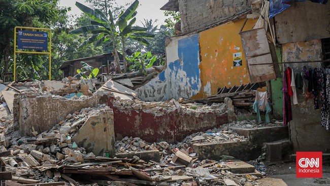 Sejumlah rumah di RW 03, Kelurahan Cawang, Kramat Jati, Jakarta Timur, dibongkar untuk mendukung proyek normalisasi Kali Ciliwung, Senin (13/7). (CNN Indonesia/Febria Adha L).