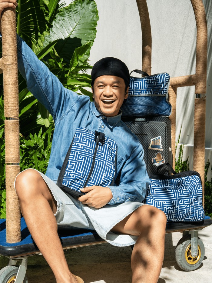 JHL Collection menggandeng Tities Sapoetra, selaku desainer mode ternama Indonesia. Dengan pengalaman lebih dari 15 tahun di industri hiburan dan mode, Tities merancang koleksi merchandise edisi terbatas yang sangat dinantikan dan eksklusif bagi para tamu FREEDEEM 81: The Freedom Labyrinth Travel Pouch.