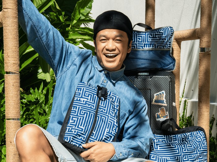 JHL Collection menggandeng Tities Sapoetra, selaku desainer mode ternama Indonesia. Dengan pengalaman lebih dari 15 tahun di industri hiburan dan mode, Tities merancang koleksi merchandise edisi terbatas yang sangat dinantikan dan eksklusif bagi para tamu FREEDEEM 81: The Freedom Labyrinth Travel Pouch.