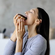 Kenapa Kita Suka Makan saat Stres? Ternyata Ini Sederet Pemicunya
