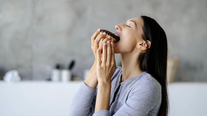 Kenapa Kita Suka Makan saat Stres? Ternyata Ini Sederet Pemicunya