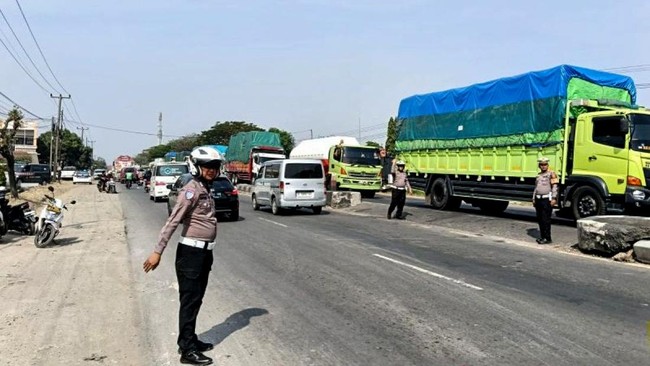 Kecelakaan maut mobil pick up dan truk tronton mengakibatkan 13 orang tewas di Jalur Pantura Kecamatan Lohbener, Kabupaten Indramayu, Minggu (12/7).