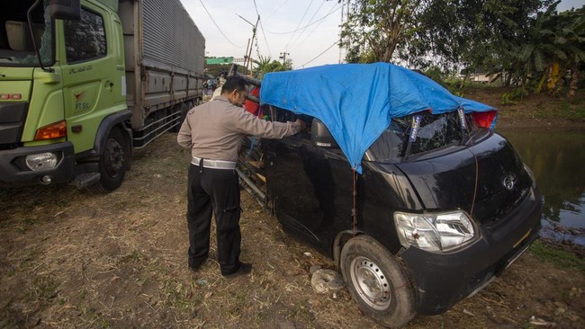 Kecelakaan maut mobil pick up dan truk tronton mengakibatkan 13 orang tewas di Jalur Pantura Kecamatan Lohbener, Kabupaten Indramayu, Minggu (12/7).