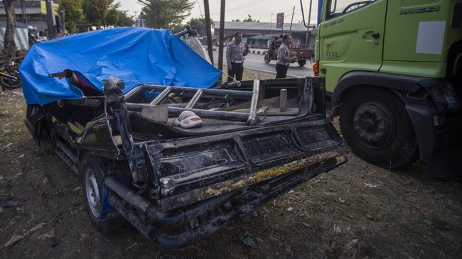 Kecelakaan maut mobil pick up dan truk tronton mengakibatkan 13 orang tewas di Jalur Pantura Kecamatan Lohbener, Kabupaten Indramayu, Minggu (12/7).