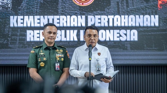 Juru Bicara Satuan Tugas Penertiban Kawasan Hutan (Satgas PKH) Barita Simanjuntak (kanan) menjelaskan soal ketidakhadiran unsur Polri dalam rapat Satgas PKH di Kantor Kemhan, Jakarta, Senin (13/7).