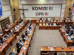 Ibu Santri Lombok Korban Pembakaran Nangis di DPR, Minta Pelaku Dihukum Berat