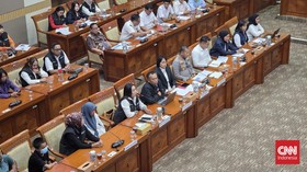 Komisi III DPR menggelar audiensi dengan sejumlah pihak membahas insiden dugaan pembakaran tiga santri.