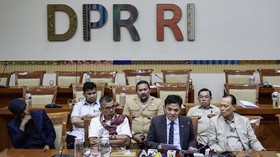 Ketua Komisi III DPR Habiburokhman (tengah) didampingi (dari kiri) anggota Komisi III DPR Rudianto Lallo, Hinca Panjaitan, Adang Daradjatun, dan Bimantoro Wiyono saat menyampaikan keterangan pers terkait RUU tentang Perampasan Aset di Kompleks Parlem