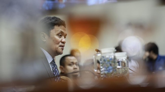 Refleksi Ketua Komisi III DPR Habiburokhman saat menyampaikan keterangan pers terkait RUU tentang Perampasan Aset di Kompleks Parlemen, Senayan.