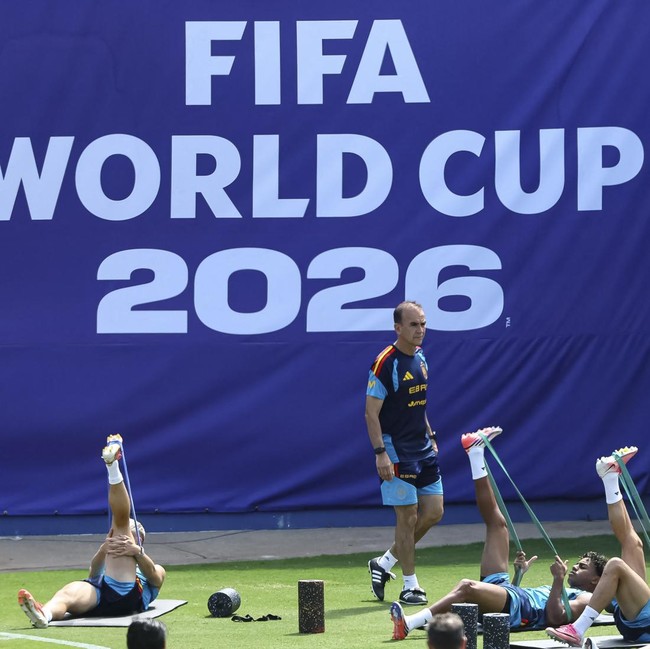 Soccer Football - FIFA World Cup 2026 - Spain Training - Cotton Bowl Stadium, Dallas, Texas, U.S. - July 12, 2026
Spain players stretch during training REUTERS/Kai Pfaffenbach