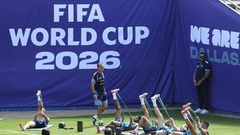 Soccer Football - FIFA World Cup 2026 - Spain Training - Cotton Bowl Stadium, Dallas, Texas, U.S. - July 12, 2026
Spain players stretch during training REUTERS/Kai Pfaffenbach