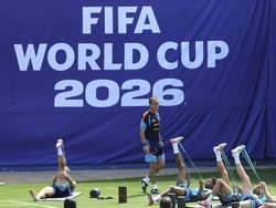 Soccer Football - FIFA World Cup 2026 - Spain Training - Cotton Bowl Stadium, Dallas, Texas, U.S. - July 12, 2026
Spain players stretch during training REUTERS/Kai Pfaffenbach