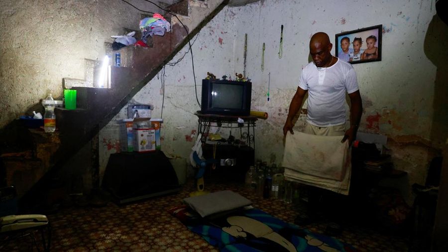 Leosdan Sanchez, 54 tahun, seorang ayah dari tiga anak, menyiapkan tempat tidur di lantai rumahnya saat jaringan listrik nasional Kuba runtuh, menandai pemadaman total kedua dalam seminggu di tengah krisis daya parah nan telah menjadikan pemadaman listrik sebagai realita sehari-hari, di Havana, Kuba, 10 Juli 2026.