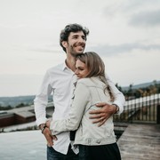 Love Bombing atau Afeksi Hubungan Sehat? Ini 4 Perbedaannya!