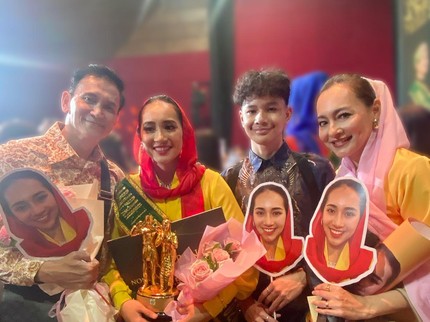 Kompaknya Marcelino Lefrandt & Dewi Rezer Dukung Anak Ikut Abang None Jaksel