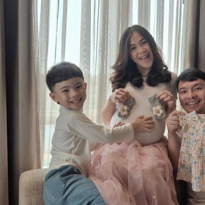 <p>Memasuki trimester ketiga Christy Cherrybelle semakin dekat dengan kelahiran anak keduanya. Ia sangat excited dan sudah menyiapkan kebutuhan baby bersama putra pertamanya dan sang suami. "<em>Hi baby LV, we can't await to hold you in our arms</em>," tulisnya.&nbsp; Foto: @princesskici</p>