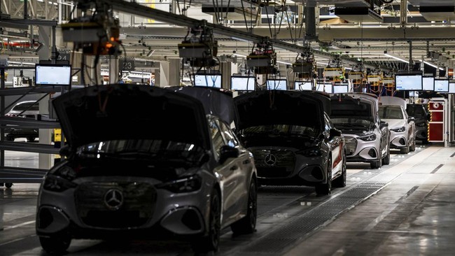 The assembly line and new electric Mercedes-Benz C models are seen during the opening of the expanded factory in Kecskemet, Hungary, July 13, 2026. REUTERS/Marton Monus
