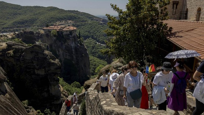 Tourists visit the Monastery of the Great Meteoron at Meteora, near Kalambaka, Greece, July 12, 2026. REUTERS/Louiza Vradi