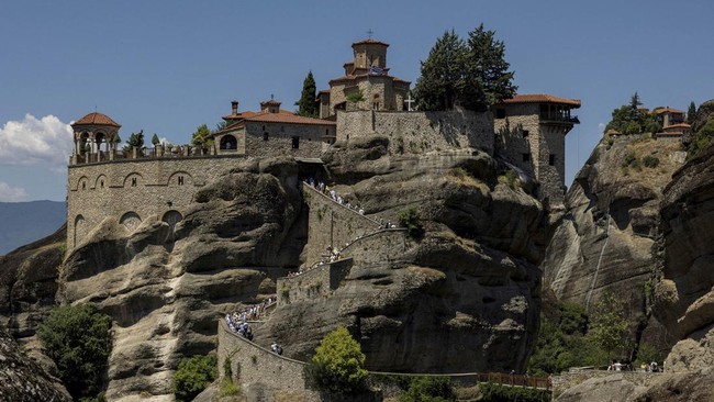 Tourists visit the Monastery of Varlaam in Meteora, near Kalambaka, Greece, July 12, 2026. REUTERS/Louiza Vradi