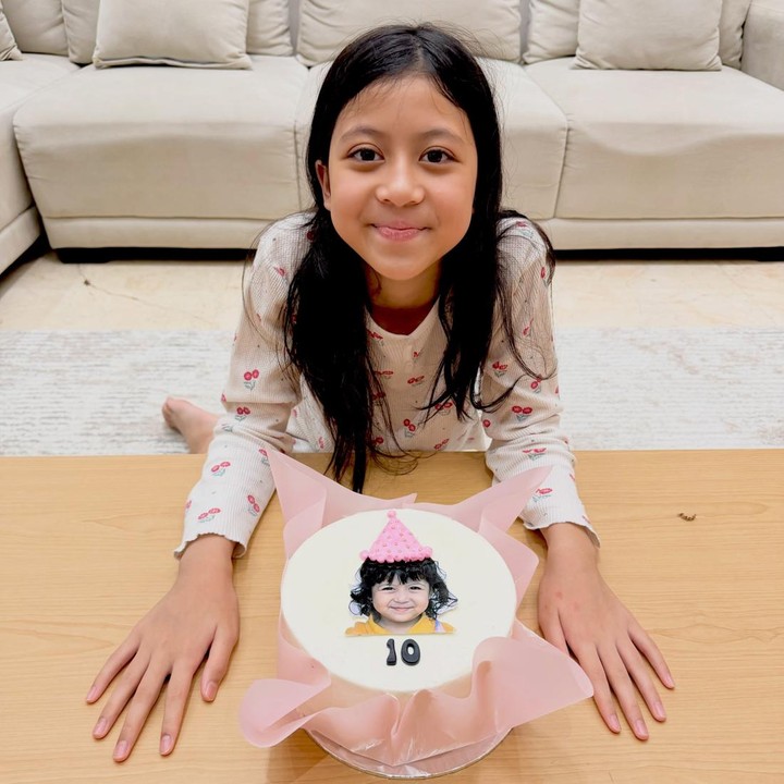 <p>Di hari ulang tahun sang putri, Desta dan Natasha Rizky kompak memberikan kejutan. Keduanya memberikan kue ulang tahun untuk Miskha, yang tampaknya tengah menikmati hari-hari terakhir libur sekolah di rumah. Kue ulang tahun yang diberikan Desta dan Natasha Rizky ini memuat gambar Miskha saat masih kecil.&nbsp;(Foto: Instagram @desta80s)</p>