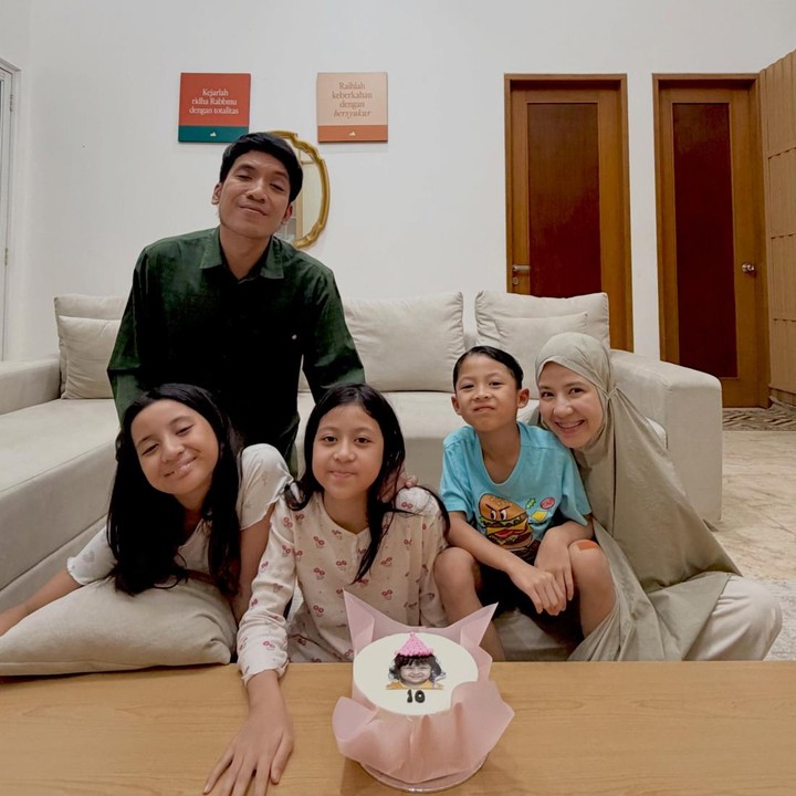 <p>Perayaan ulang tahun yang sederhana ini makin teras hangat dengan hadirnya kedua saudara Miskha. Sang kakak, Megumi dan adiknya, Miguel nampak menyemarakkan acara ulang tahun tersebut. Keduanya terlihat bahagia saat merayakan pertamabahan usia Miskha.&nbsp;(Foto: Instagram @desta80s)</p>