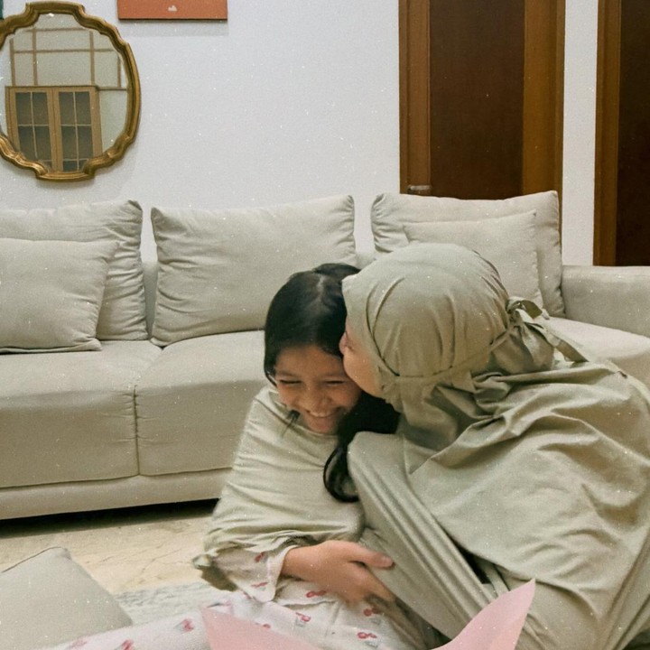 <p>Tak hanya Desta, Natasha Rizky juga mengunggah perayaan ulang tahun putrinya yang digelar sederhana di rumah. Bunda tiga anak ini membagikan potret saat memeluk dan mencium sang putri dengan penuh kasih sayang. Miskha, Mooska, Mickey Mouse, <em>ai laff u full</em> (aku sangat mencintaumu) <em>#MasyaaAllahBarakallahufiiki,</em>" tulisnya. (Foto: Instagram @natasharizkynew)</p>