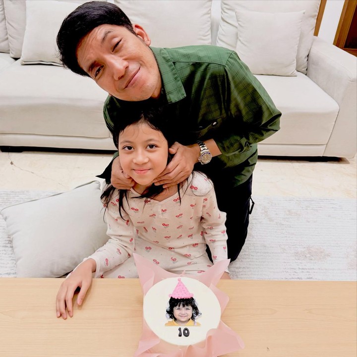<p>Desta mengunggah momen ulang tahun sang putri ini di Instagram. Pria 49 tahun tersebut menuliskan ucapan selamat yang singkat namun penuh makna untuk Miskha. "10 tahun Miskha sayaaaaang..," tulisnya, mengakhiri <em>caption</em> dengan menambahkan <em>emoticon</em>&nbsp;hati merah yang melambangkan kasih sayang dan cinta. (Foto: Instagram @natasharizkynew)</p>