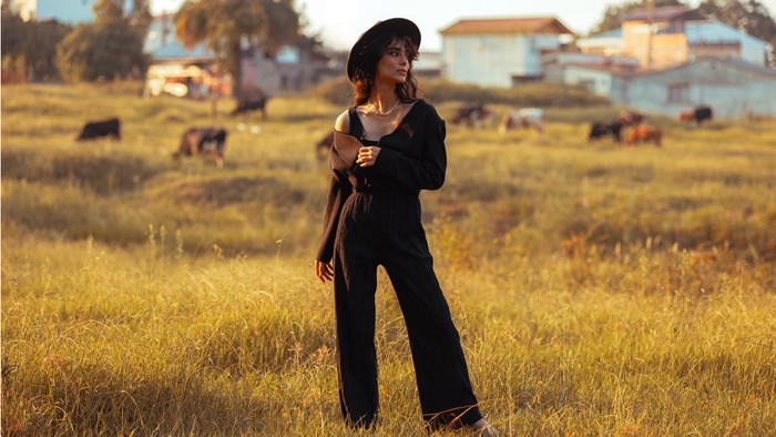 5 Karakter Unik Orang yang Sering Memakai Outfit Hitam, Kamu Termasuk?