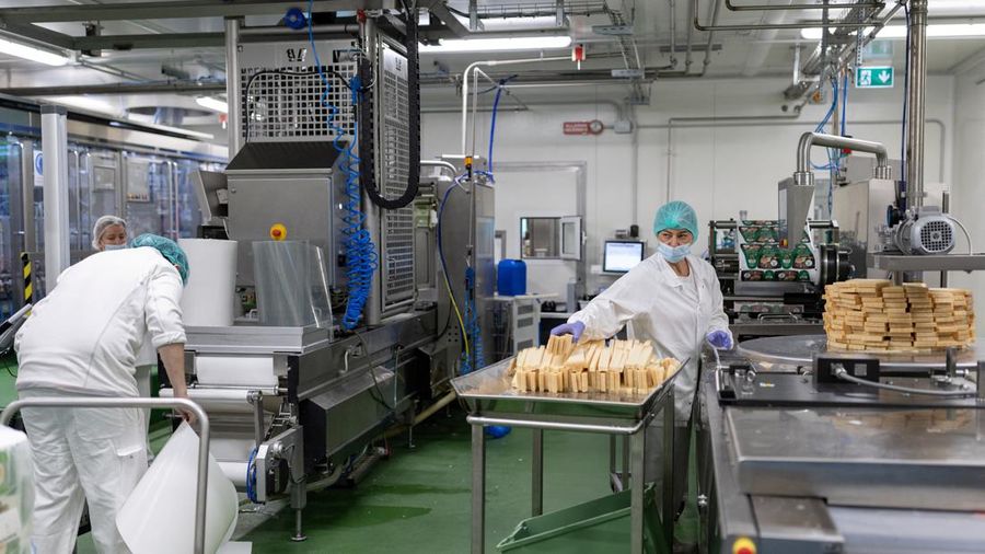 Para pekerja memotong dan menumpuk stik keju Parmigiano Reggiano di jalur pengemasan di Caseifici GranTerre, nan menyatakan bahwa tagihan listrik telah meningkat lantaran gelombang panas nan lebih lama memaksa lebih banyak pendinginan di dalam pabrik, di Montecavolo di Quattro Castella, Italia, 6 Juli 2026.