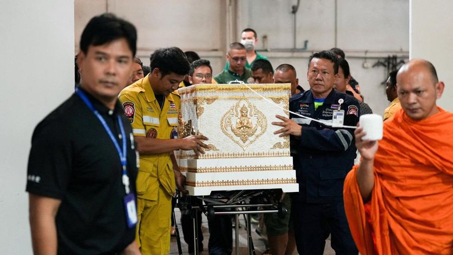 Para petugas jasa darurat memindahkan peti meninggal berisi jenazah korban di bilik mayit Rumah Sakit Polisi, menyusul kebakaran mematikan di sebuah pub di Bangkok, Thailand, 13 Juli 2026.