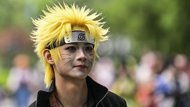 A cosplayer arrives outside the venue of the Bilibili World 2026 in Shanghai on July 12, 2026. (Photo by Hector RETAMAL / AFP)