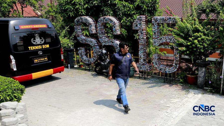 Petugas kepolisian bersenjata berjaga di dalam SDN Srengseng Sawah 15, Jakarta, Senin, (13/7/2026).  Sebuah teror ancaman bom terjadi di hari pertama masa pengenalan lingkungan sekolah (MPLS). (CNBC Indonesia/Muhammad Sabki)