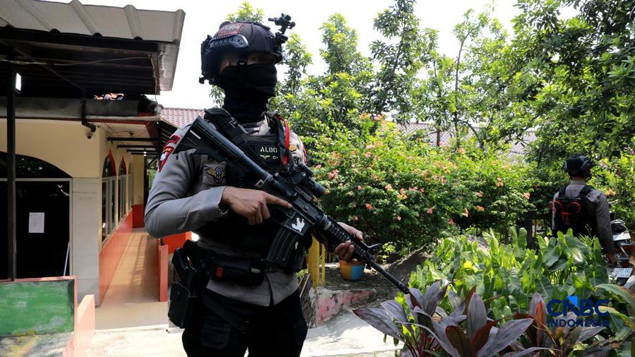 Petugas kepolisian bersenjata berjaga di dalam SDN Srengseng Sawah 15, Jakarta, Senin, (13/7/2026).  Sebuah teror ancaman bom terjadi di hari pertama masa pengenalan lingkungan sekolah (MPLS). (CNBC Indonesia/Muhammad Sabki)