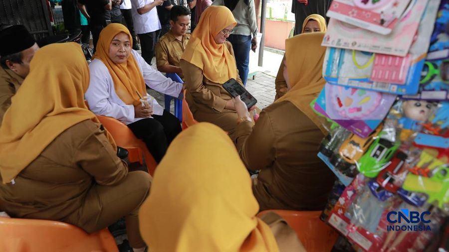 Petugas kepolisian bersenjata berjaga di dalam SDN Srengseng Sawah 15, Jakarta, Senin, (13/7/2026). Sebuah teror ancaman bom terjadi di hari pertama masa pengenalan lingkungan sekolah (MPLS). (CNBC Indonesia/Muhammad Sabki)