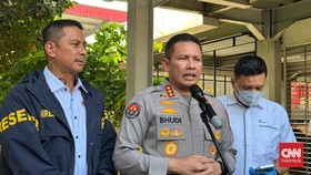Kabid Humas Polda Metro Jaya Kombes Pol Budi Hermanto memberikan keterangan terkait Polisi menggandeng PT Pegadaian untuk menguji dan memverifikasi kadar serta keaslian barang bukti emas seberat 74 kg. Emas tersebut disita oleh tim gabungan Polri dar