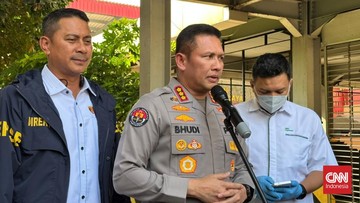 Polisi Tangkap Pengemudi Pikap Tabrak Gerbang DPR Saat Demo
