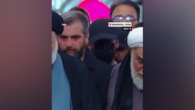 Sosok misterius bermasker hitam diduga Mojtaba Khamenei ikut menyalati jenazah Ali Khamenei.
