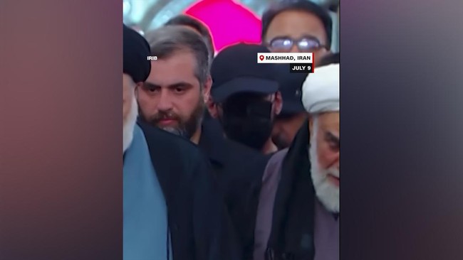 Sosok misterius bermasker hitam diduga Mojtaba Khamenei ikut menyalati jenazah Ali Khamenei.