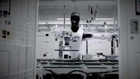 robot agibot jadi 'buruh' di pabrik perakitan tablet di china.