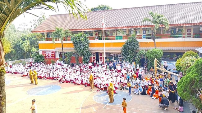 SDN Srengseng Sawah 15 Pagi, Jagakarsa, Jakarta Selatan, Senin (13/7), mendapat ancaman bom saat MPLS.
