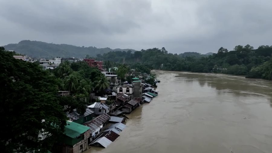 Sedikitnya 51 orang dilaporkan tewas akibat banjir dan tanah longsor nan melanda wilayah tenggara Bangladesh setelah hujan monsun deras mengguyur area tersebut selama beberapa hari.