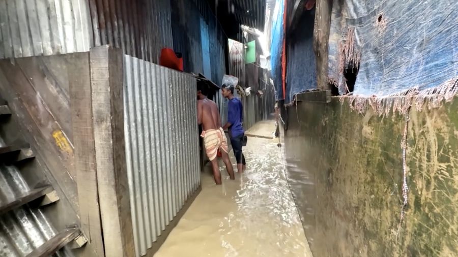 Sedikitnya 51 orang dilaporkan tewas akibat banjir dan tanah longsor nan melanda wilayah tenggara Bangladesh setelah hujan monsun deras mengguyur area tersebut selama beberapa hari.