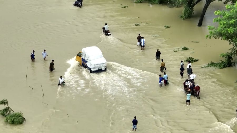 Sedikitnya 51 orang dilaporkan tewas akibat banjir dan tanah longsor nan melanda wilayah tenggara Bangladesh setelah hujan monsun deras mengguyur area tersebut selama beberapa hari.