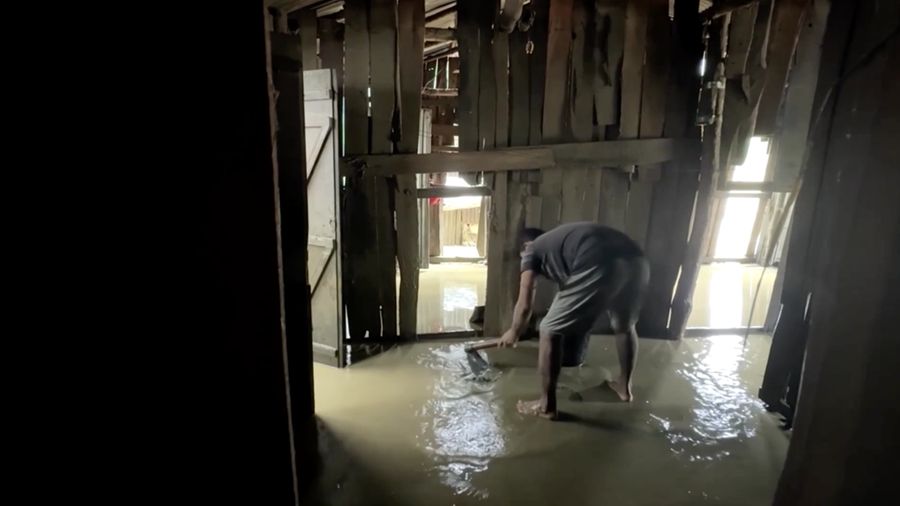 Sedikitnya 51 orang dilaporkan tewas akibat banjir dan tanah longsor nan melanda wilayah tenggara Bangladesh setelah hujan monsun deras mengguyur area tersebut selama beberapa hari.