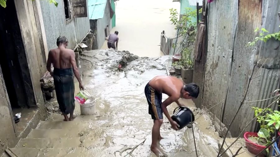 Sedikitnya 51 orang dilaporkan tewas akibat banjir dan tanah longsor nan melanda wilayah tenggara Bangladesh setelah hujan monsun deras mengguyur area tersebut selama beberapa hari.